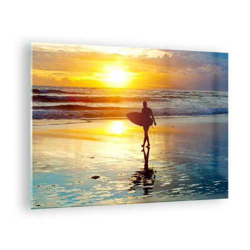 Glasbild - Bild auf glas - Ein Surfer, der bei Sonnenuntergang mit seinem Brett am Strand spazieren geht - 70x50cm - Die Rückkehr des Kriegers - Moderne Wanddekoration für Wohnzimmer und Schlafzimmer ARTTOR