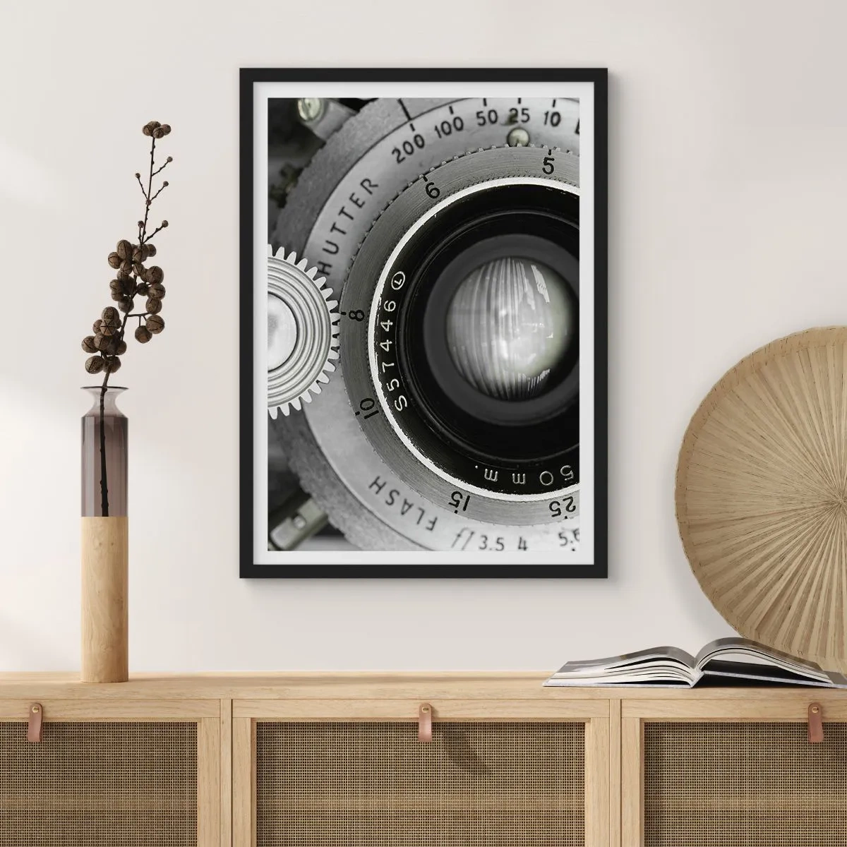 Poster in einem schwarzem Rahmen - Nahaufnahme eines Kameraobjektivs mit metallischen Details - 50x70cm - Eine Story über Hollywood - Moderne Wanddekoration für Wohnzimmer und Schlafzimmer ARTTOR