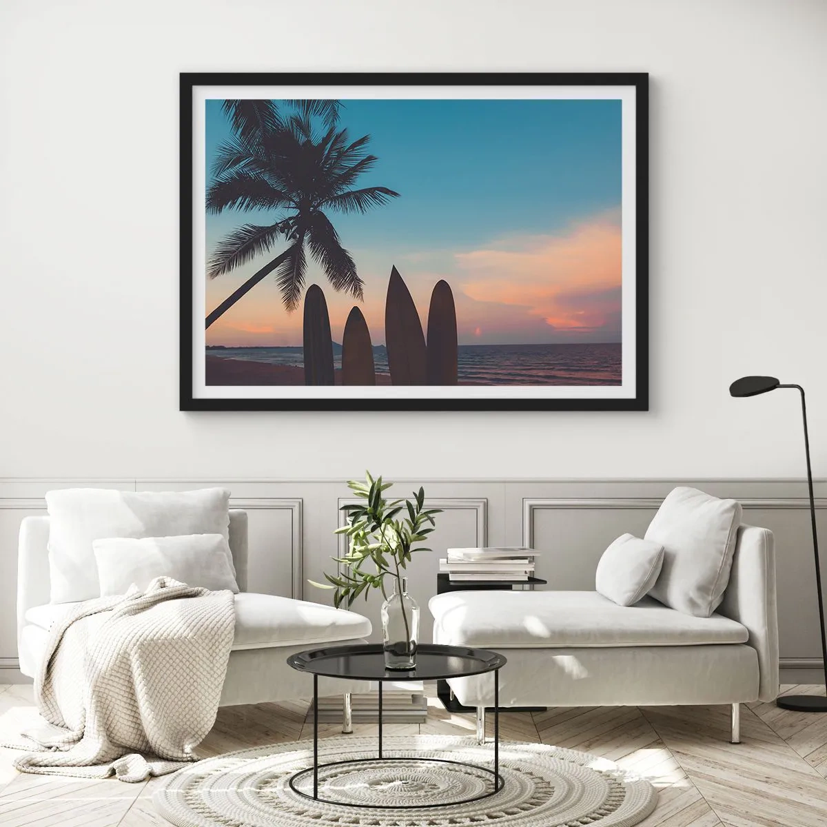 Poster in einem schwarzem Rahmen - Surfbretter vor der Kulisse einer Palme und eines Sonnenuntergangs - 100x70cm - Morgen wird es auch lustig - Moderne Wanddekoration für Wohnzimmer und Schlafzimmer ARTTOR