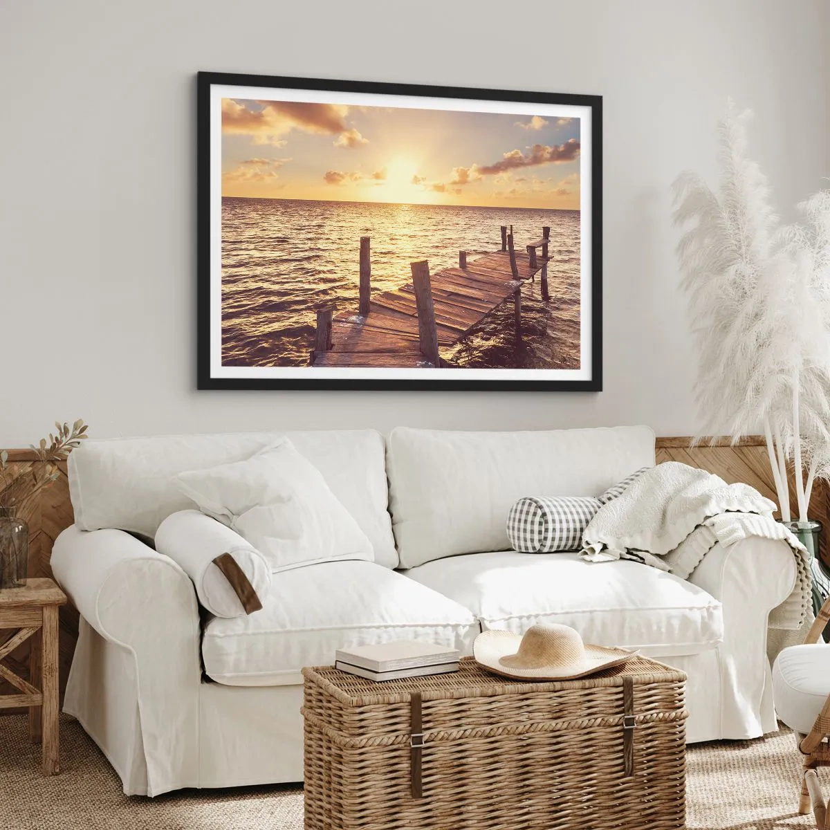 Poster in einem schwarzem Rahmen - Ein Holzsteg führt in Richtung Sonnenuntergang - 100x70cm - Das goldene Land der Sanftmut - Moderne Wanddekoration für Wohnzimmer und Schlafzimmer ARTTOR