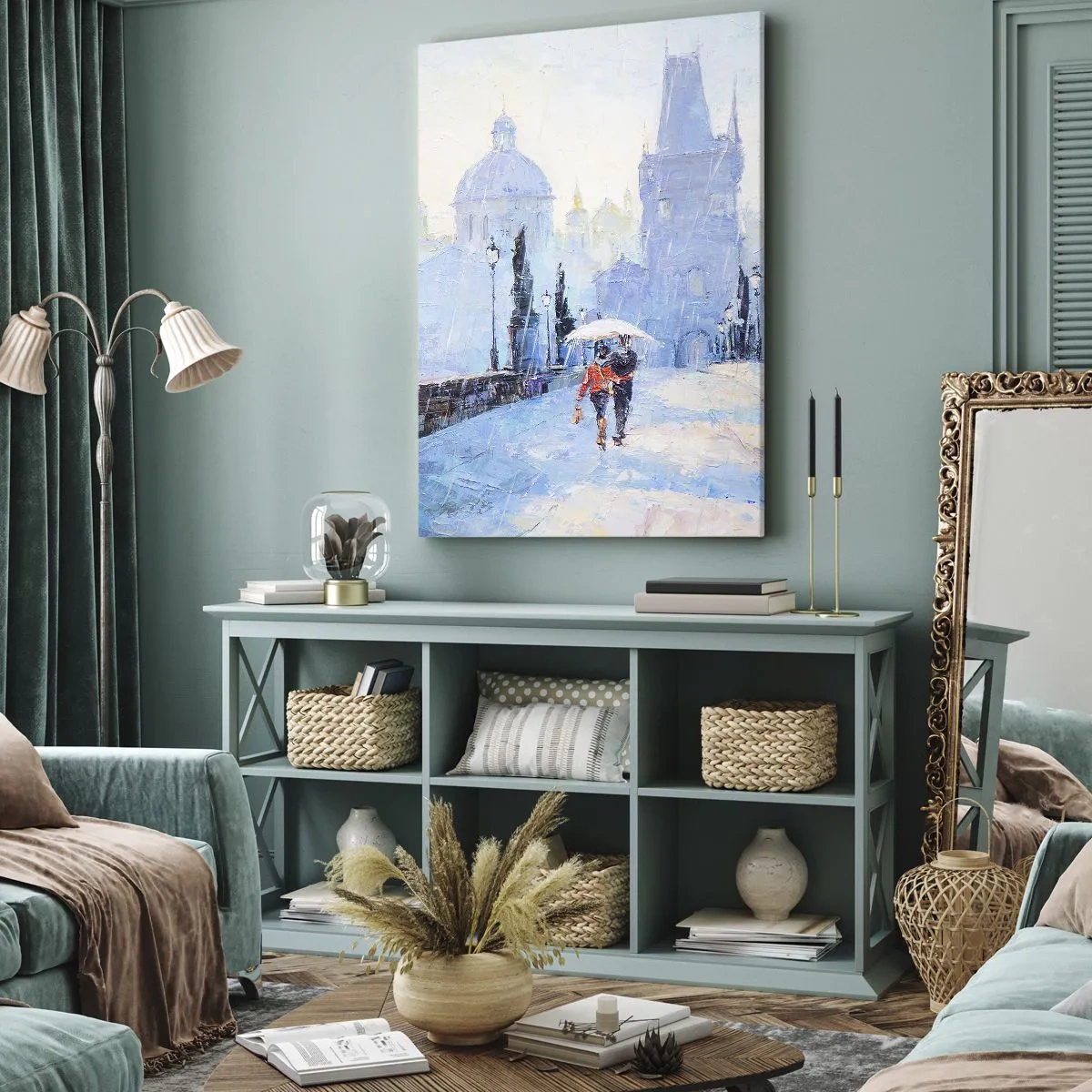 Bild auf Leinwand - Leinwandbild - Romantisches Paar auf einer Brücke im Regen, eine malerische Szene - 80x120cm - Der Regen muss uns verzaubert haben - Moderne Wanddekoration für Wohnzimmer und Schlafzimmer ARTTOR