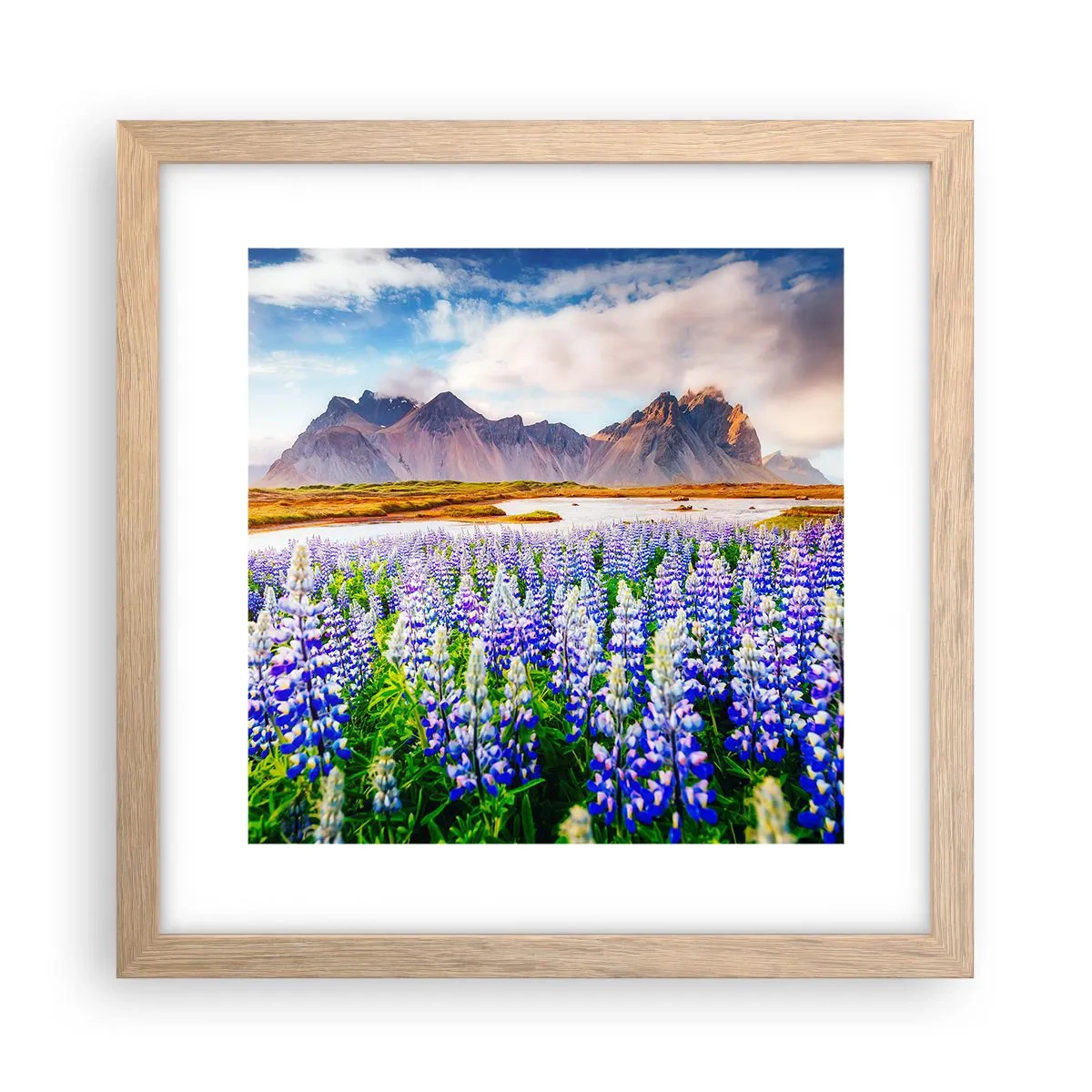 Poster in einem Rahmen aus heller Eiche - Kraft und Strenge neben Sanftmut - 30x30 cm