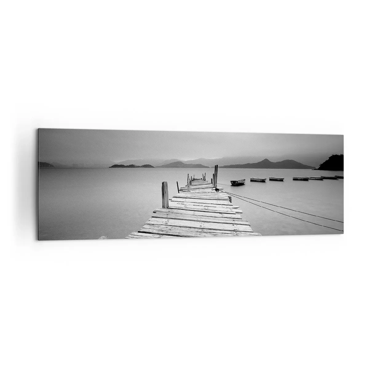 Bild auf Leinwand - Leinwandbild - Eine Schwarz-Weiß-Ansicht eines Holzstegs und eines ruhigen Sees. - 160x50cm - Hinter den Bergen, jenseits der Meere - Moderne Wanddekoration für Wohnzimmer und Schlafzimmer ARTTOR