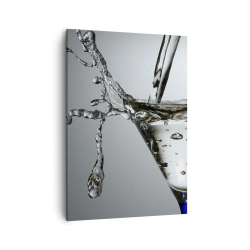Bild auf Leinwand - Leinwandbild - Martini-Glas mit dynamischem Wasserspritzer auf hellem Hintergrund. - 50x70cm - Am Rand der Tasse - Moderne Wanddekoration für Wohnzimmer und Schlafzimmer ARTTOR