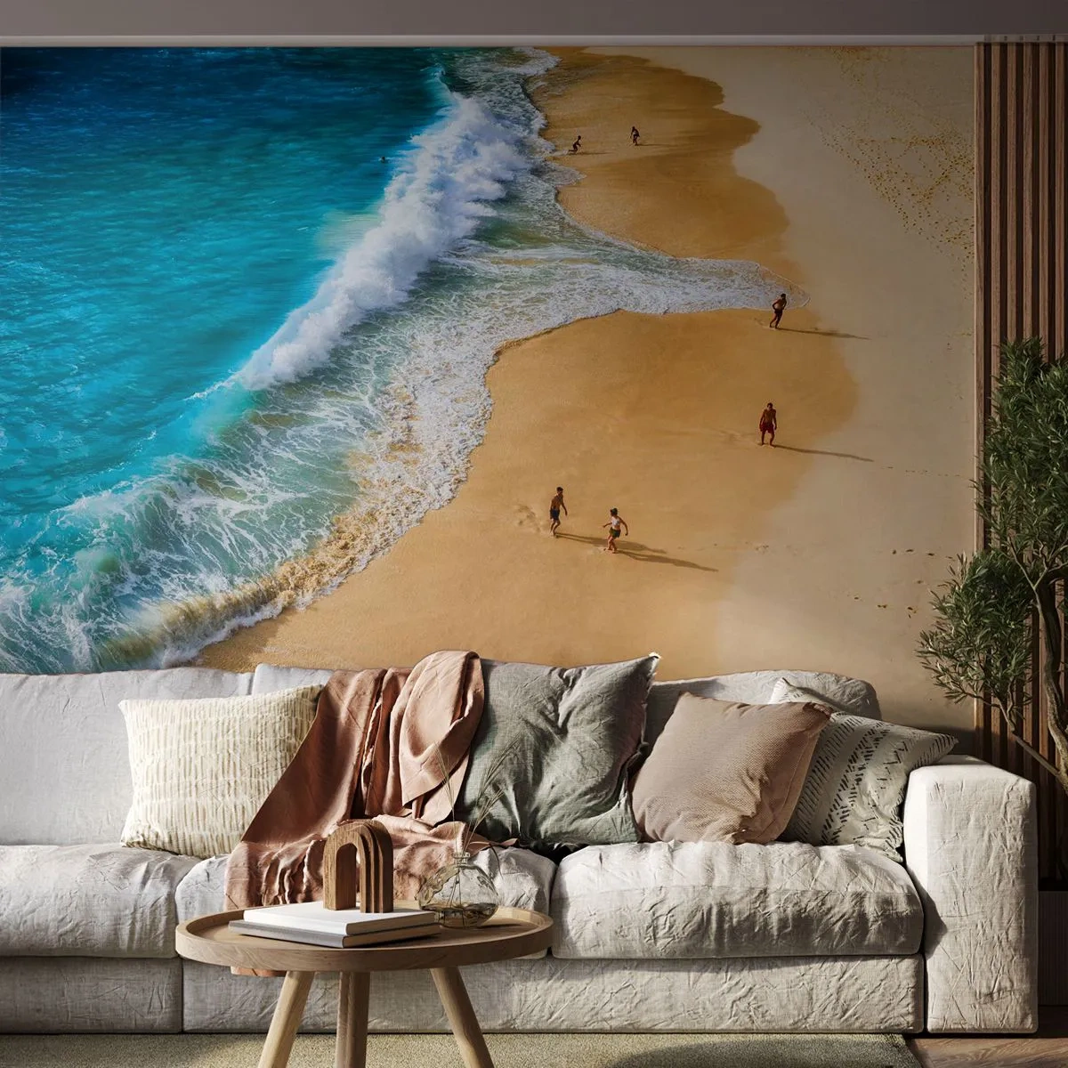 Fototapete Premium Sand - Goldener Strand und türkisfarbene Wellen mit Menschen, die am Ufer entlang spazieren - 100x70cm - Und dann die Sonne, der Strand… - Moderne Wanddekoration für Wohnzimmer und Schlafzimmer ARTTOR