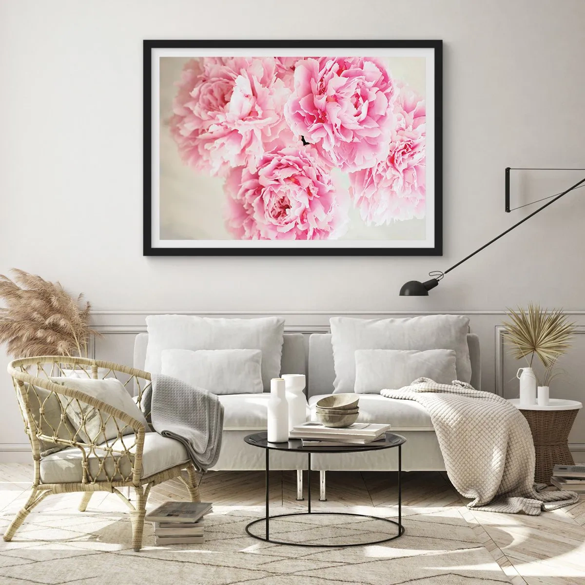 Poster in einem schwarzem Rahmen - Ein Strauß rosa Pfingstrosen auf hellem Hintergrund - 70x50cm - In rosa Glamour - Moderne Wanddekoration für Wohnzimmer und Schlafzimmer ARTTOR