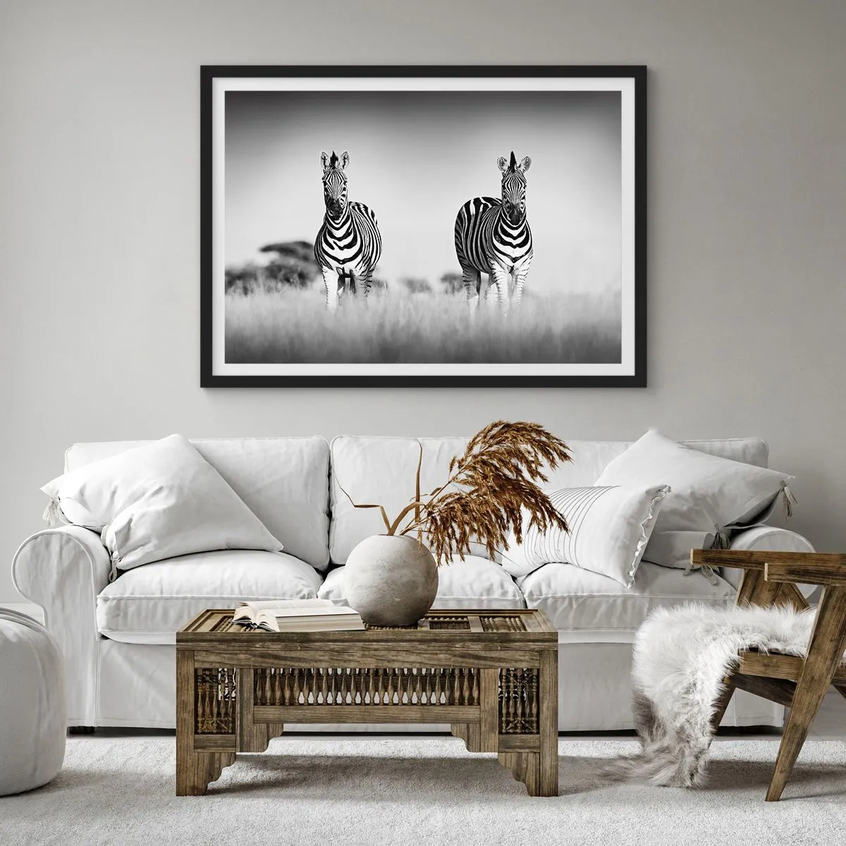 Poster in einem schwarzem Rahmen - Zwei Zebras in der Savanne im monochromen Stil - 100x70cm - Die Welt ist doch schwarz-weiß - Moderne Wanddekoration für Wohnzimmer und Schlafzimmer ARTTOR