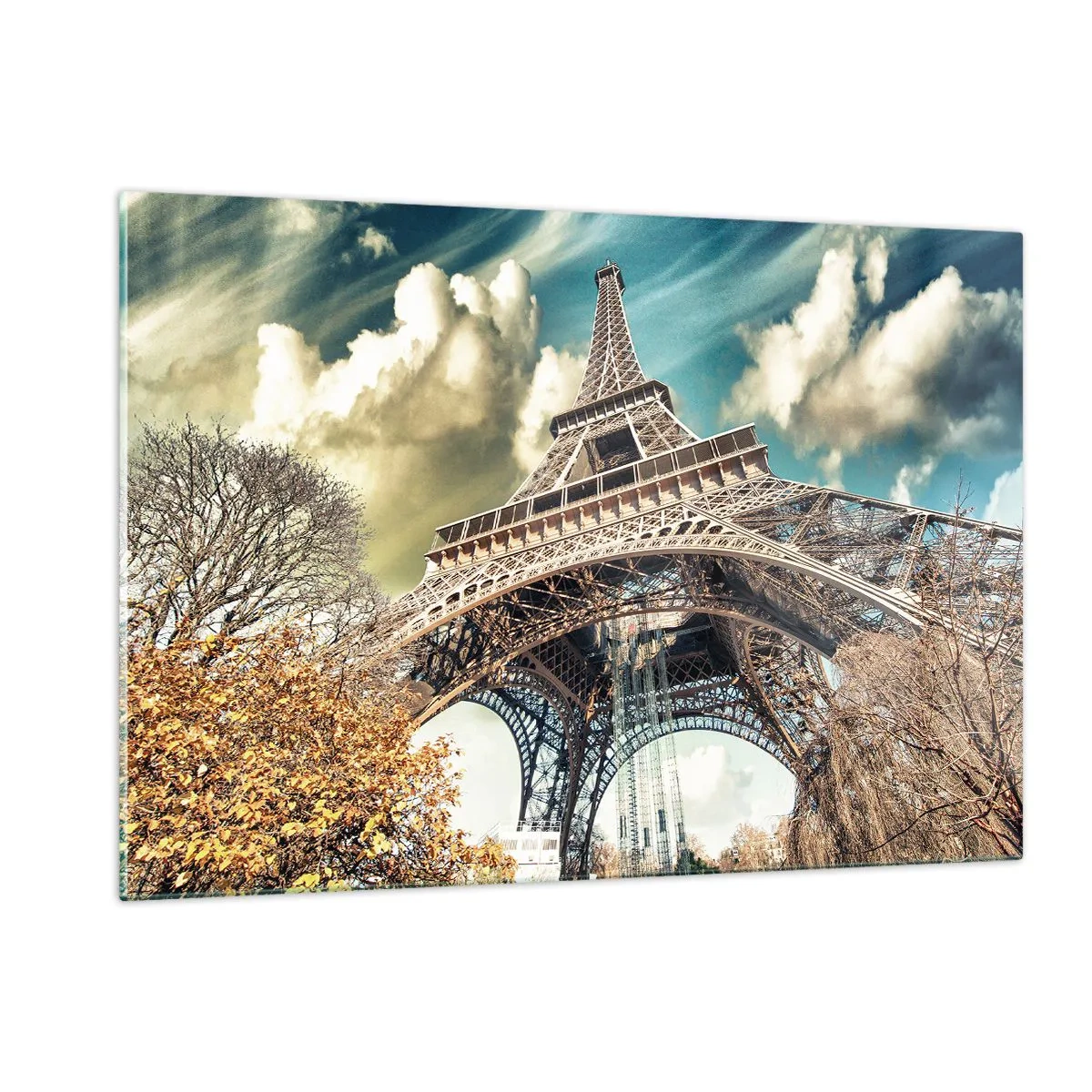 Glasbild - Bild auf glas - Der Eiffelturm in einer Herbstlandschaft vor einem dynamischen Himmel - 120x80cm - Und im Herbst in Paris ... - Moderne Wanddekoration für Wohnzimmer und Schlafzimmer ARTTOR