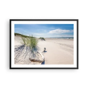 Poster in einem schwarzem Rahmen - Ein Ostseestrand mit Sand, Gras und einem ruhigen blauen Himmel - 70x50cm - Der schönste Strand? Ostsee-Strand - Moderne Wanddekoration für Wohnzimmer und Schlafzimmer ARTTOR