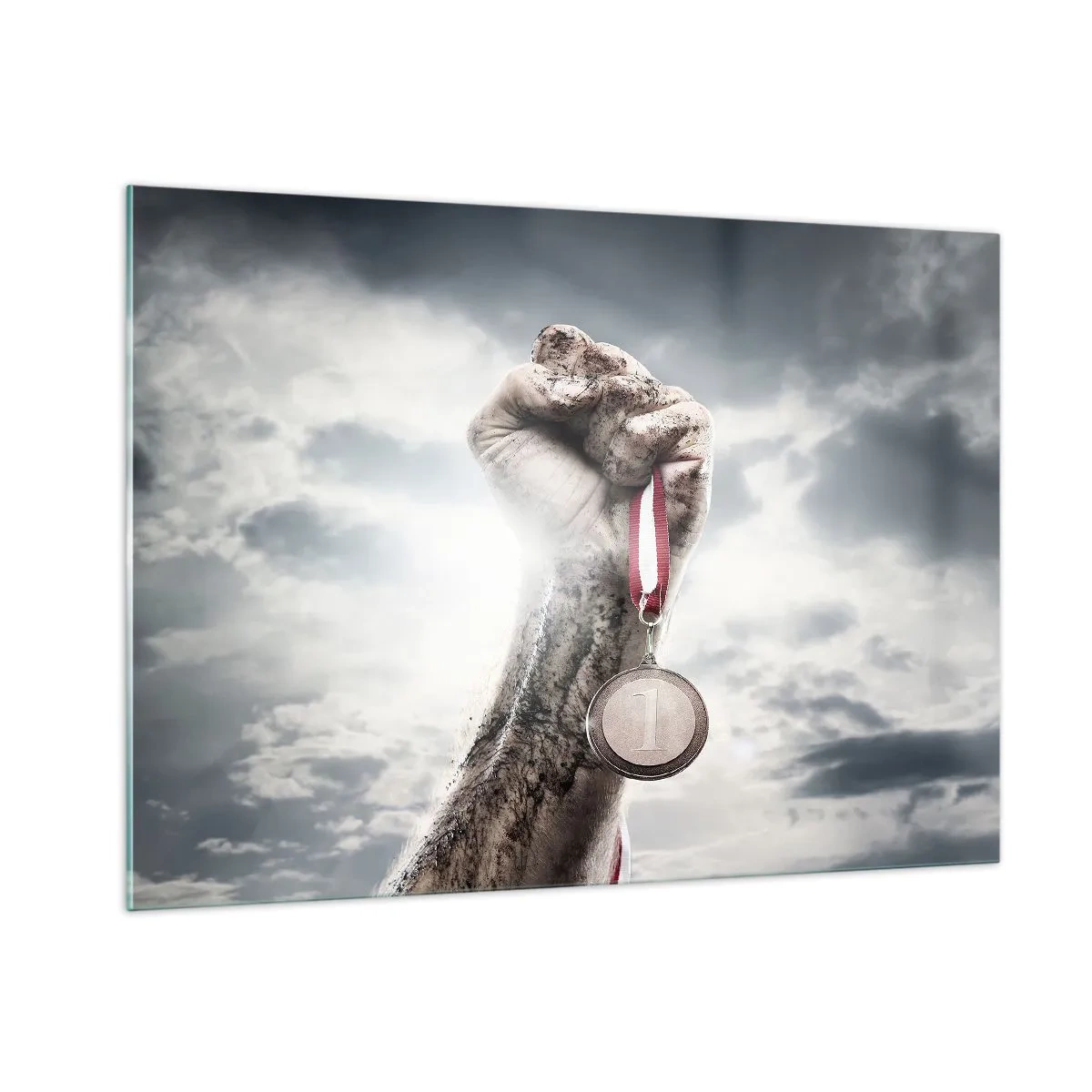 Glasbild - Bild auf glas - Eine Hand hält eine Medaille vor einem Wolkenhintergrund - 100x70cm - Per aspera ad astra - Moderne Wanddekoration für Wohnzimmer und Schlafzimmer ARTTOR