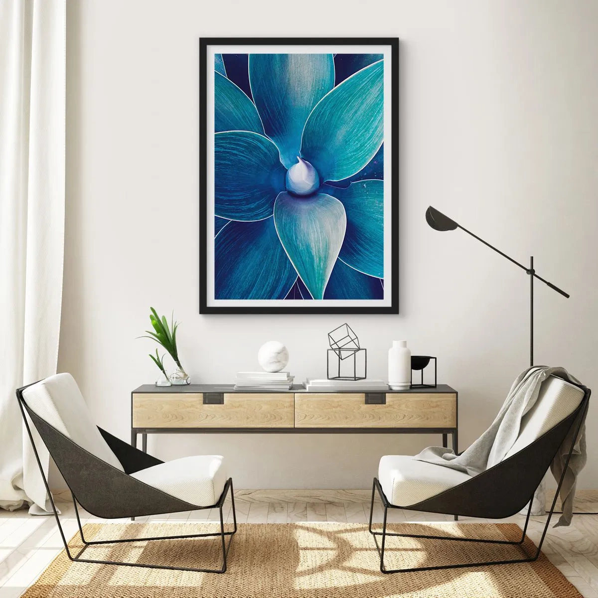 Poster in einem schwarzem Rahmen - Detail einer großen Blume in Blautönen - 50x70cm - Bläulich vom Himmel - Moderne Wanddekoration für Wohnzimmer und Schlafzimmer ARTTOR