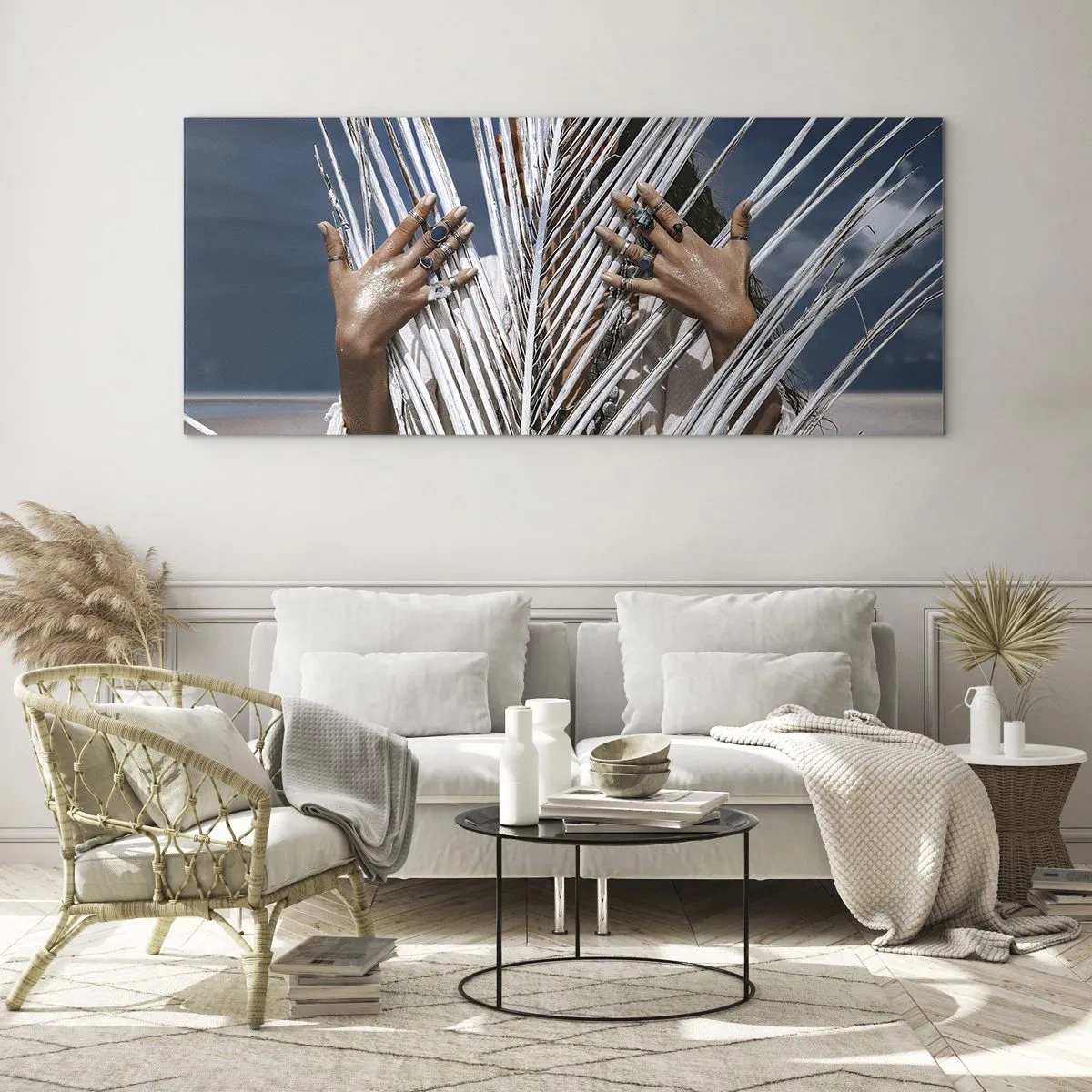 Glasbild - Bild auf glas - Eine Frau, versteckt hinter Palmblättern, mit Ringen an den Händen. - 120x50cm - Das Mädchen des Schamanen? - Moderne Wanddekoration für Wohnzimmer und Schlafzimmer ARTTOR