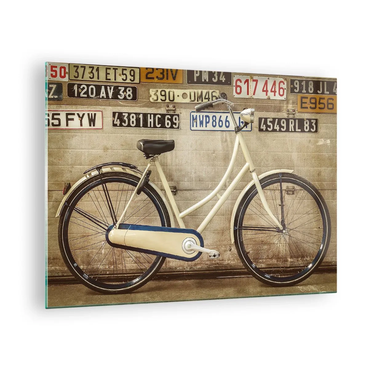 Glasbild - Bild auf glas - Ein altes Fahrrad an einer Wand mit Nummernschildern - 70x50cm - Keine Komplexe - Moderne Wanddekoration für Wohnzimmer und Schlafzimmer ARTTOR