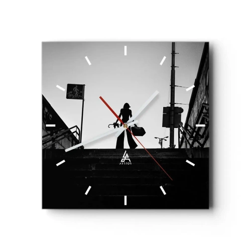 Wanduhr - Glasuhr - Eine Frauenfigur auf der Treppe in Schwarzweiß mit dynamischer Atmosphäre - 30x30cm - Städtisches Wandern - Moderne Wanddekoration für Wohnzimmer und Schlafzimmer ARTTOR