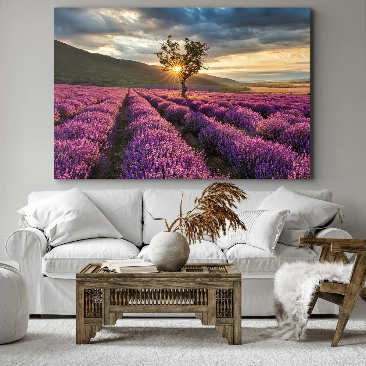Bild auf Leinwand - Leinwandbild - Ein Lavendelfeld mit einem einsamen Baum bei Sonnenuntergang - 70x50cm - Fliederfarbenes Aroma - Moderne Wanddekoration für Wohnzimmer und Schlafzimmer ARTTOR
