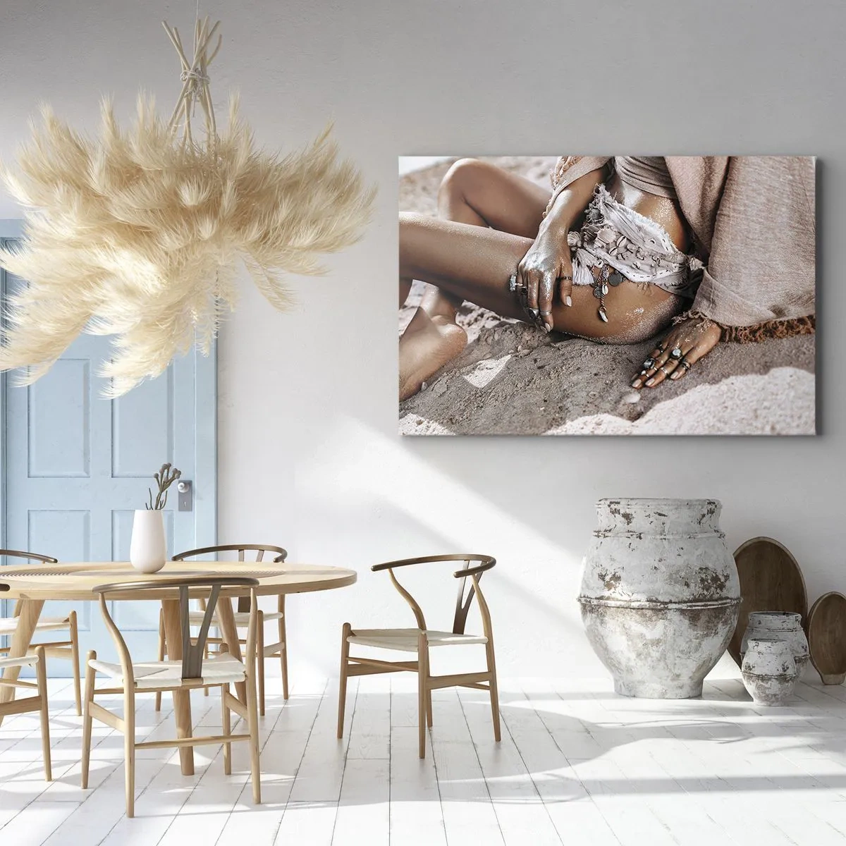Bild auf Leinwand - Leinwandbild - Boho-Frau am Strand mit Schmuck - 70x50cm - Von den Wellen geworfen? - Moderne Wanddekoration für Wohnzimmer und Schlafzimmer ARTTOR