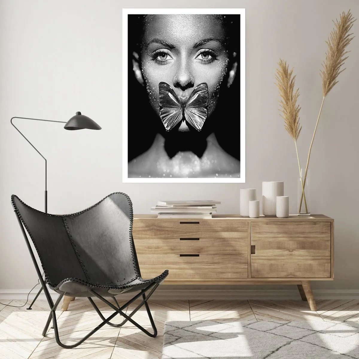 Poster - Porträt einer Frau mit einem Schmetterling auf den Lippen in Schwarzweiß - 50x70cm - Schmetterlingskuss - Moderne Wanddekoration für Wohnzimmer und Schlafzimmer ARTTOR