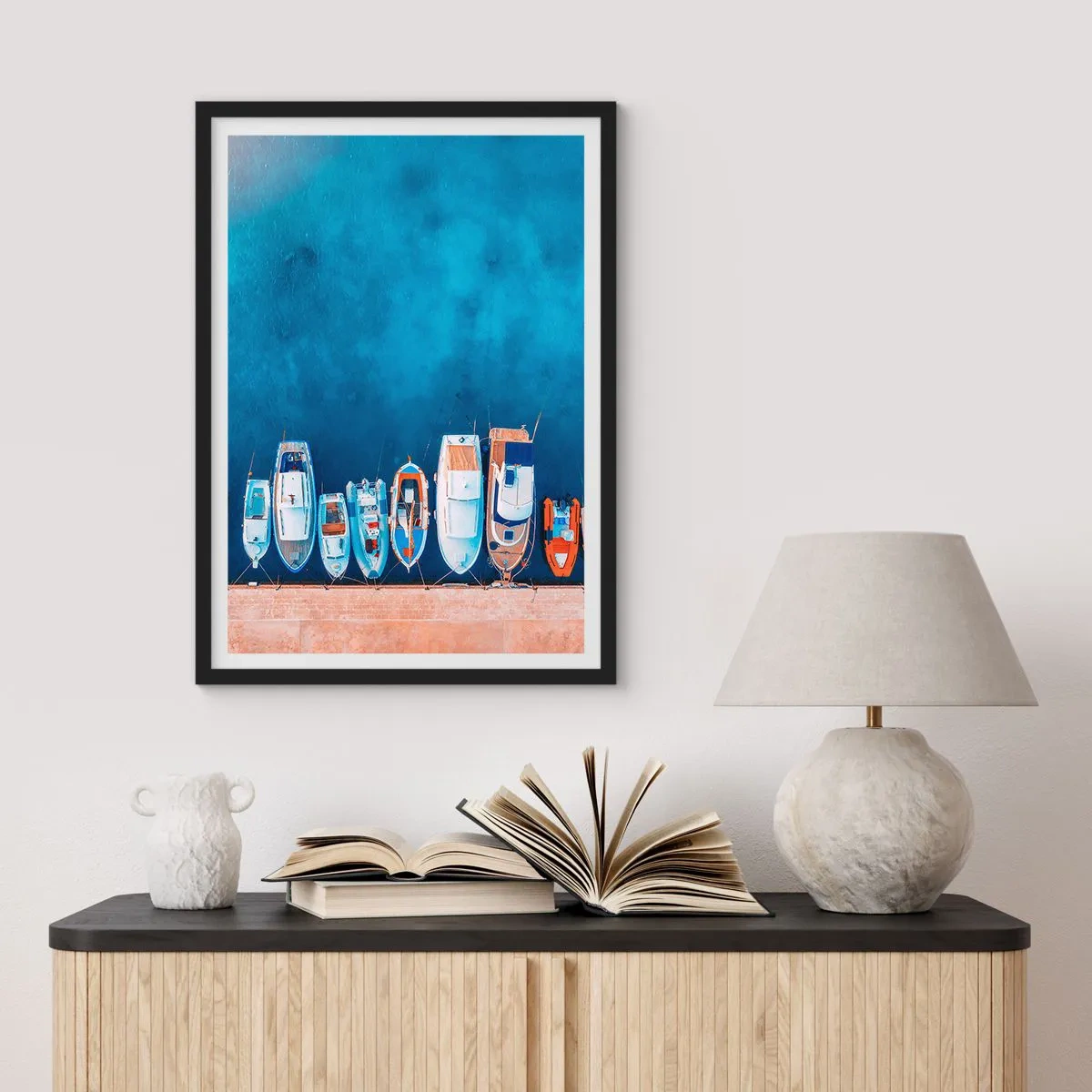 Poster in einem schwarzem Rahmen - Eine Vogelperspektive auf Boote, die in einer blauen Bucht vor Anker liegen - 50x70cm - In einer Reihe - Moderne Wanddekoration für Wohnzimmer und Schlafzimmer ARTTOR