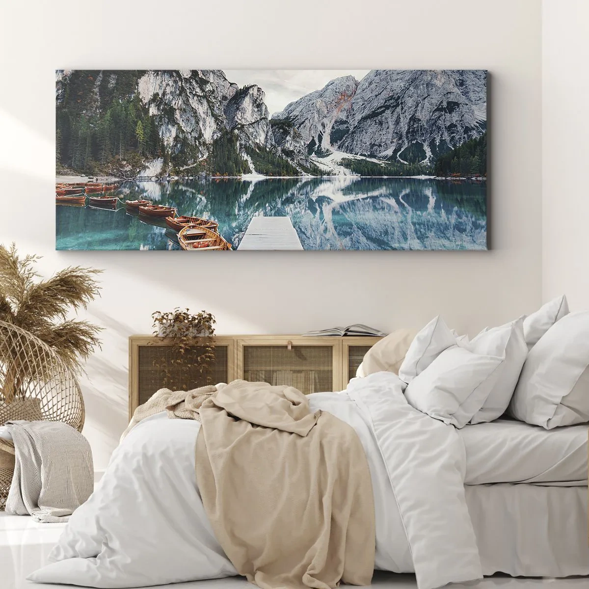 Bild auf Leinwand - Leinwandbild - Ein See mit Booten, umgeben von Bergen - 140x50cm - Wir zeigen Ihnen Schönheit - Moderne Wanddekoration für Wohnzimmer und Schlafzimmer ARTTOR