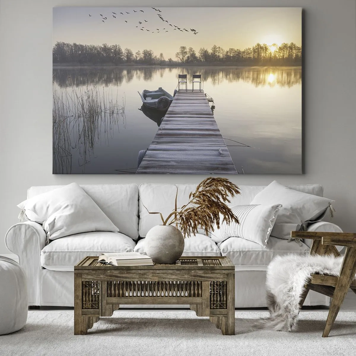 Bild auf Leinwand - Leinwandbild - Ein Pier am Seeufer am Morgen mit einem Boot und Stühlen - 70x50cm - Ich komme nach einiger Zeit zurück - Moderne Wanddekoration für Wohnzimmer und Schlafzimmer ARTTOR