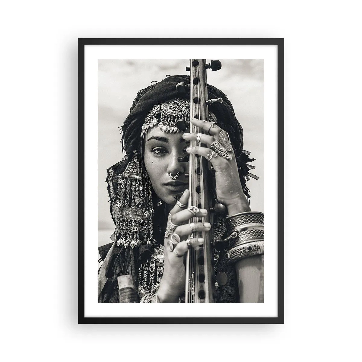 Poster in einem schwarzem Rahmen - Porträt einer Frau mit orientalischen Vintage-Dekorationen - 50x70cm - Die Musik des Orients selbst - Moderne Wanddekoration für Wohnzimmer und Schlafzimmer ARTTOR