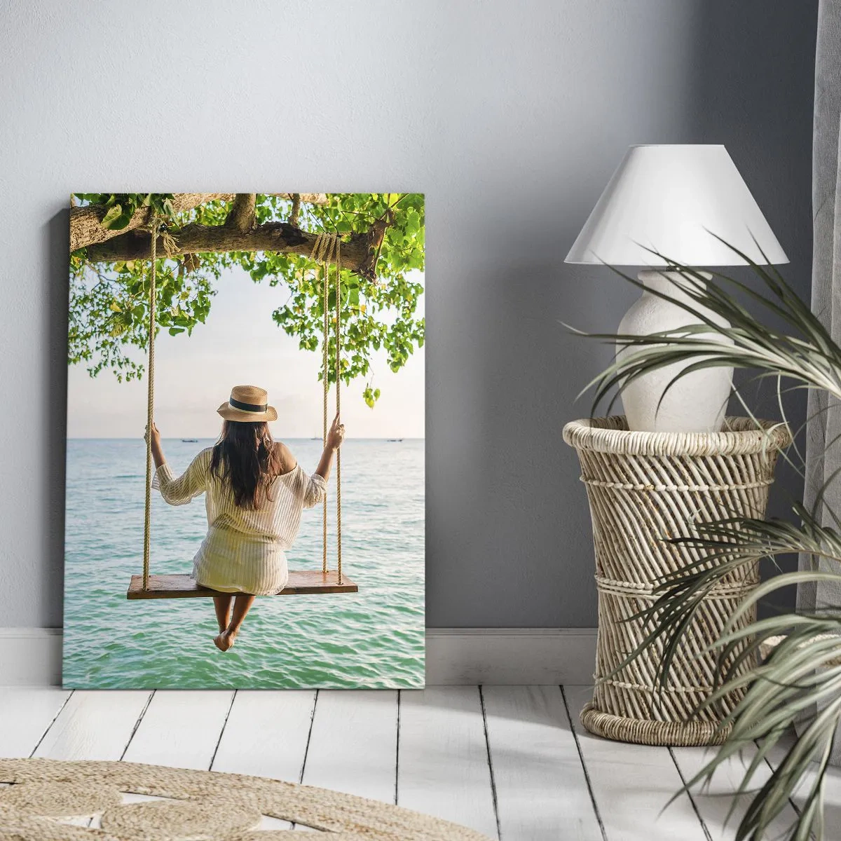 Bild auf Leinwand - Leinwandbild - Frau auf einer Schaukel am Meer in einer tropischen Landschaft - 50x70cm - Das Leben ist wunderschön - Moderne Wanddekoration für Wohnzimmer und Schlafzimmer ARTTOR