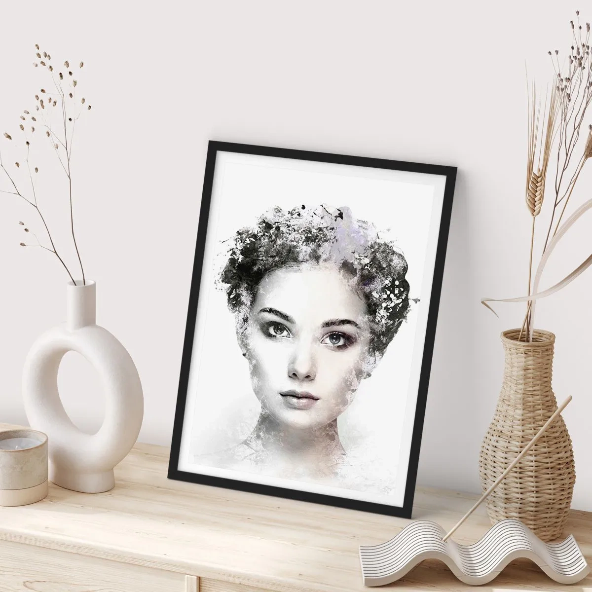 Poster in einem schwarzem Rahmen - Künstlerisches Frauenporträt mit abstrakten Elementen - 50x70cm - Ein äußerst stilvolles Portrait - Moderne Wanddekoration für Wohnzimmer und Schlafzimmer ARTTOR