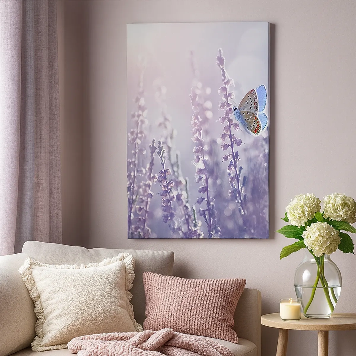Bild auf Leinwand - Leinwandbild - Ein Schmetterling auf blühendem Lavendel im Morgenlicht - 50x70cm - Schmetterlingskuss - Moderne Wanddekoration für Wohnzimmer und Schlafzimmer ARTTOR