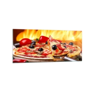 Glasbild - Bild auf glas - Pizza mit Oliven, Tomaten und Paprika vor Flammenhintergrund - 120x50cm - Aus Italien mit Liebe - Moderne Wanddekoration für Wohnzimmer und Schlafzimmer ARTTOR