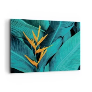 Bild auf Leinwand - Leinwandbild - Eine exotische Blume vor einem Hintergrund aus Bananenblättern in Türkistönen. - 120x80cm - Eden-Blume - Moderne Wanddekoration für Wohnzimmer und Schlafzimmer ARTTOR