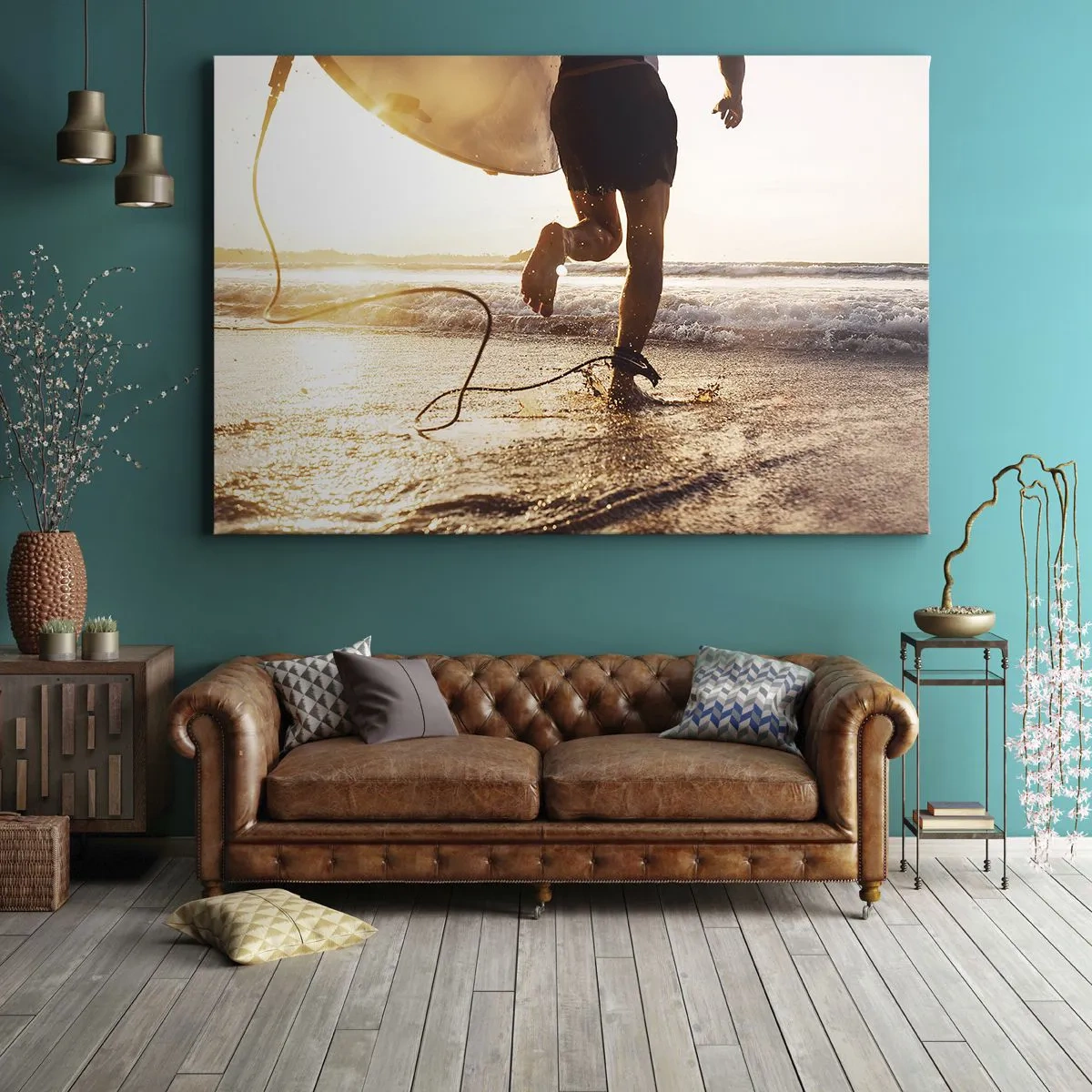 Bild auf Leinwand - Leinwandbild - Ein Surfer läuft mit seinem Brett in der Sonne am Strand entlang. - 120x80cm - Um die Welle zu treffen - Moderne Wanddekoration für Wohnzimmer und Schlafzimmer ARTTOR