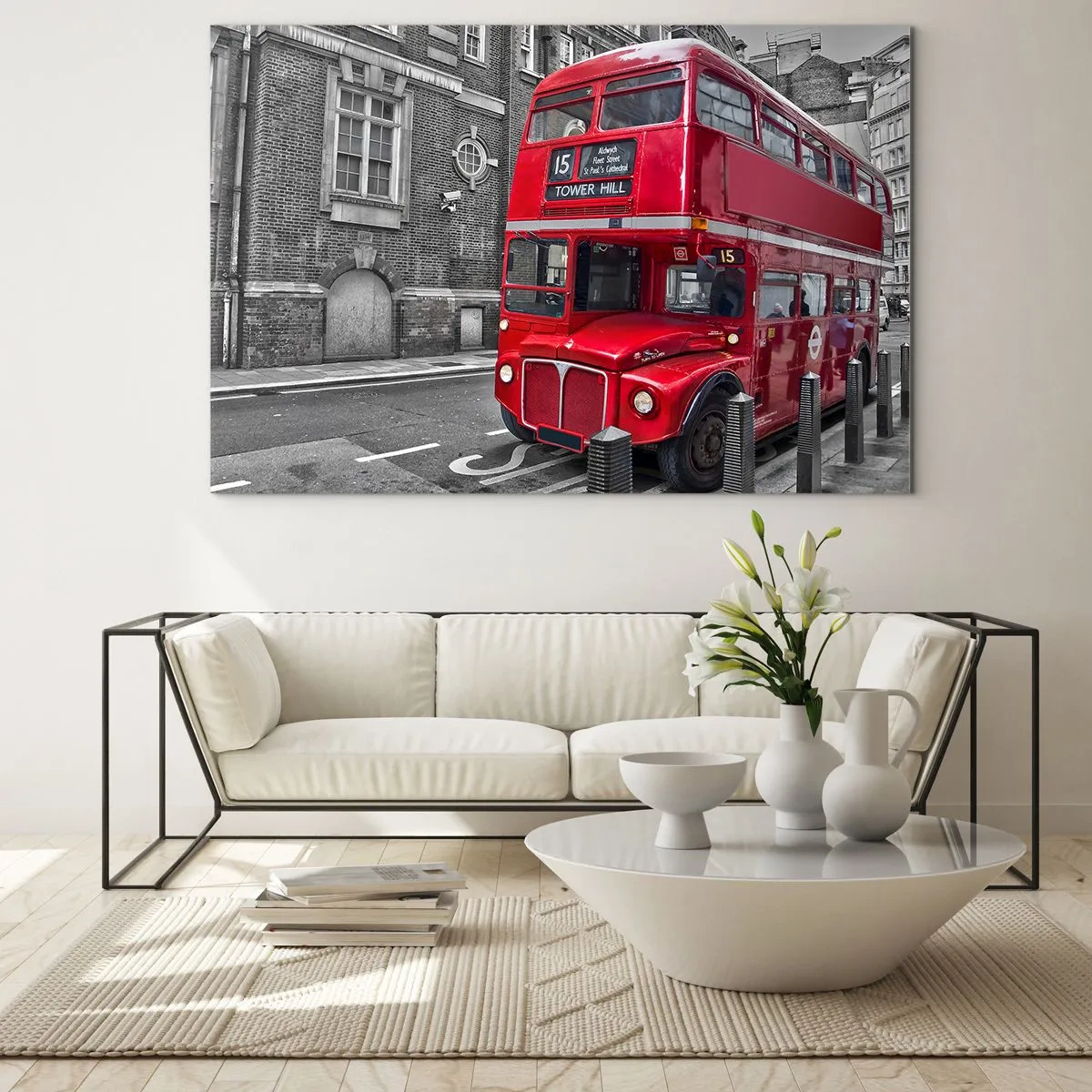 Glasbild - Bild auf glas - Ein roter Londoner Bus vor einem schwarz-weißen Straßenhintergrund - 100x70cm - Immer gleich - Moderne Wanddekoration für Wohnzimmer und Schlafzimmer ARTTOR