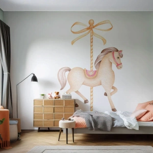 Fototapete Premium Sand - Ein helles Karussellpferd mit einer Schleife auf weißem Hintergrund - 100x70cm - Anmutiger Trab - Moderne Wanddekoration für Wohnzimmer und Schlafzimmer ARTTOR