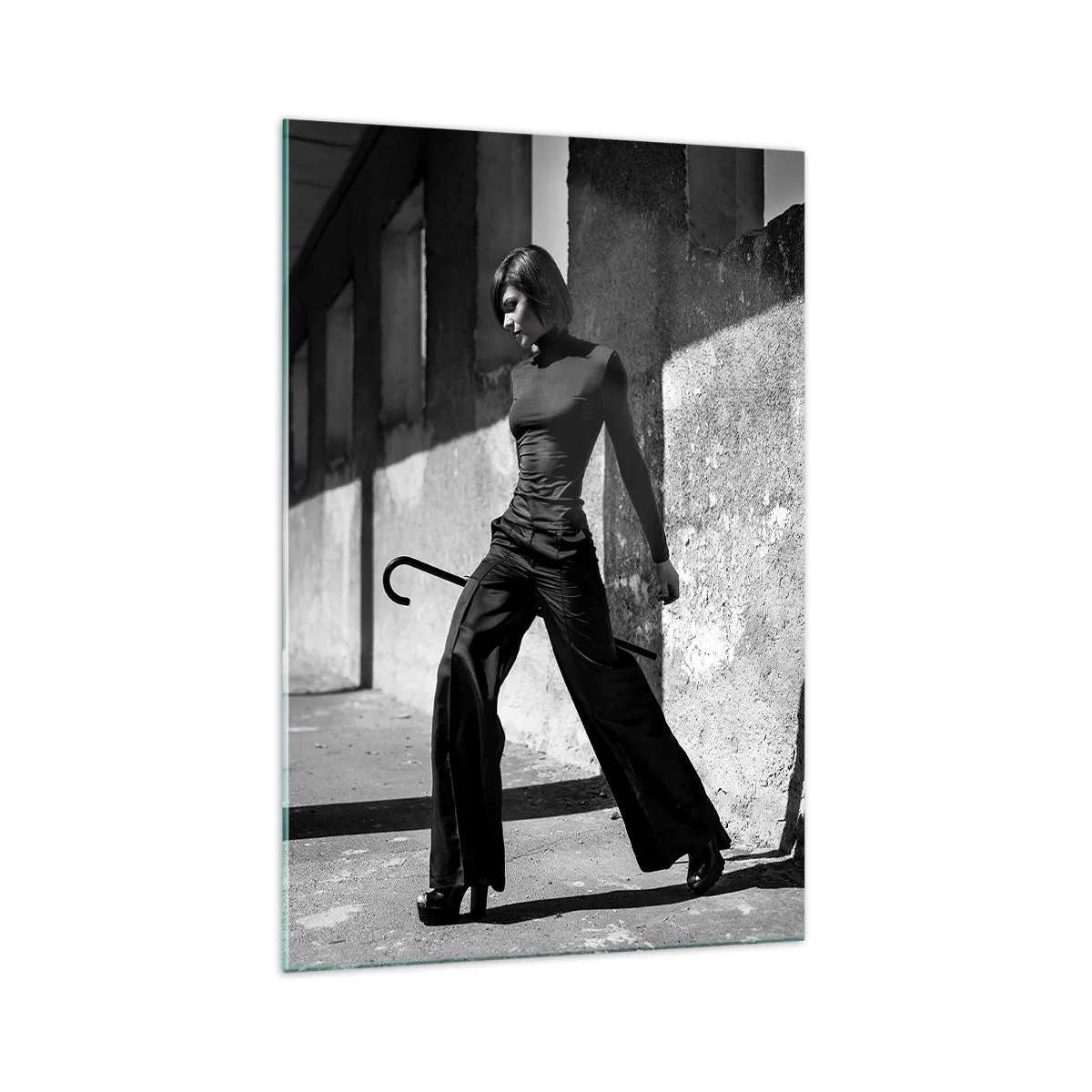 Glasbild - Bild auf glas - Stilvolle Frau in einem industriellen Umfeld - 70x100cm - Urbane Eleganz - Moderne Wanddekoration für Wohnzimmer und Schlafzimmer ARTTOR