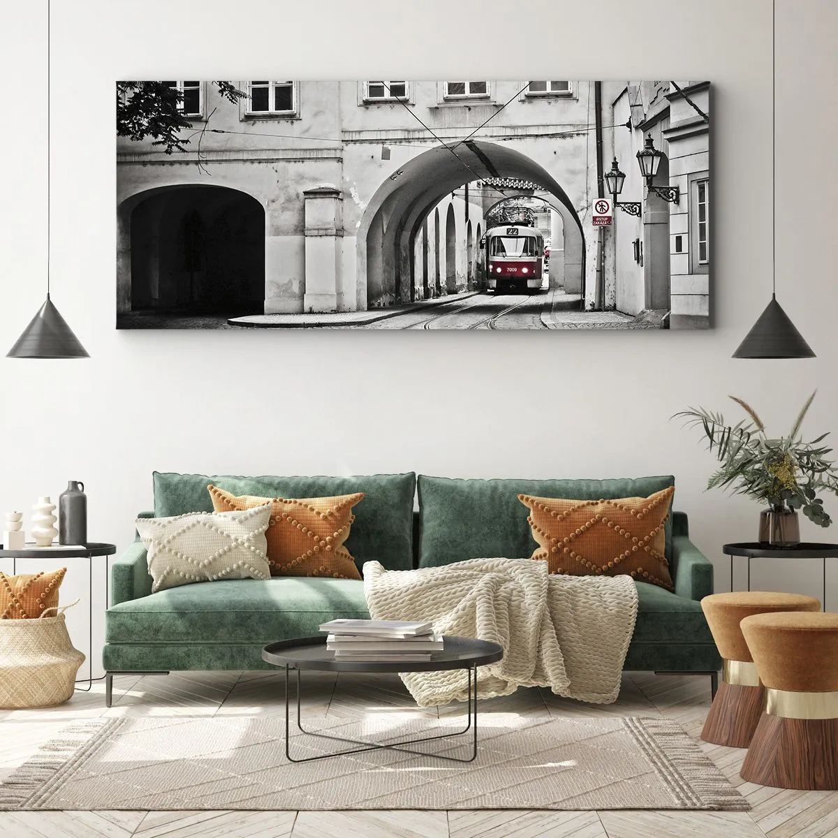 Bild auf Leinwand - Leinwandbild - Eine schwarz-weiße Straßenbahn in einer historischen Stadtstraße - 140x50cm - Durch das Stadtlabyrinth - Moderne Wanddekoration für Wohnzimmer und Schlafzimmer ARTTOR