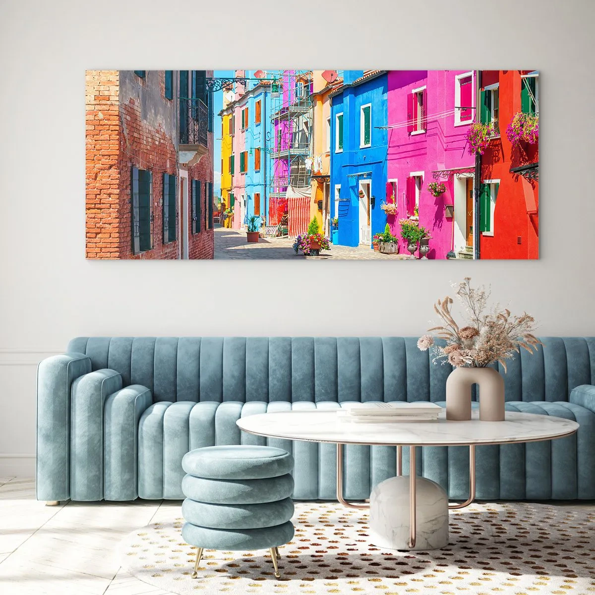 Glasbild - Bild auf glas - Bunte Gebäude in einer engen Stadtstraße - 140x50cm - Städtchen "Zu Papageien" - Moderne Wanddekoration für Wohnzimmer und Schlafzimmer ARTTOR