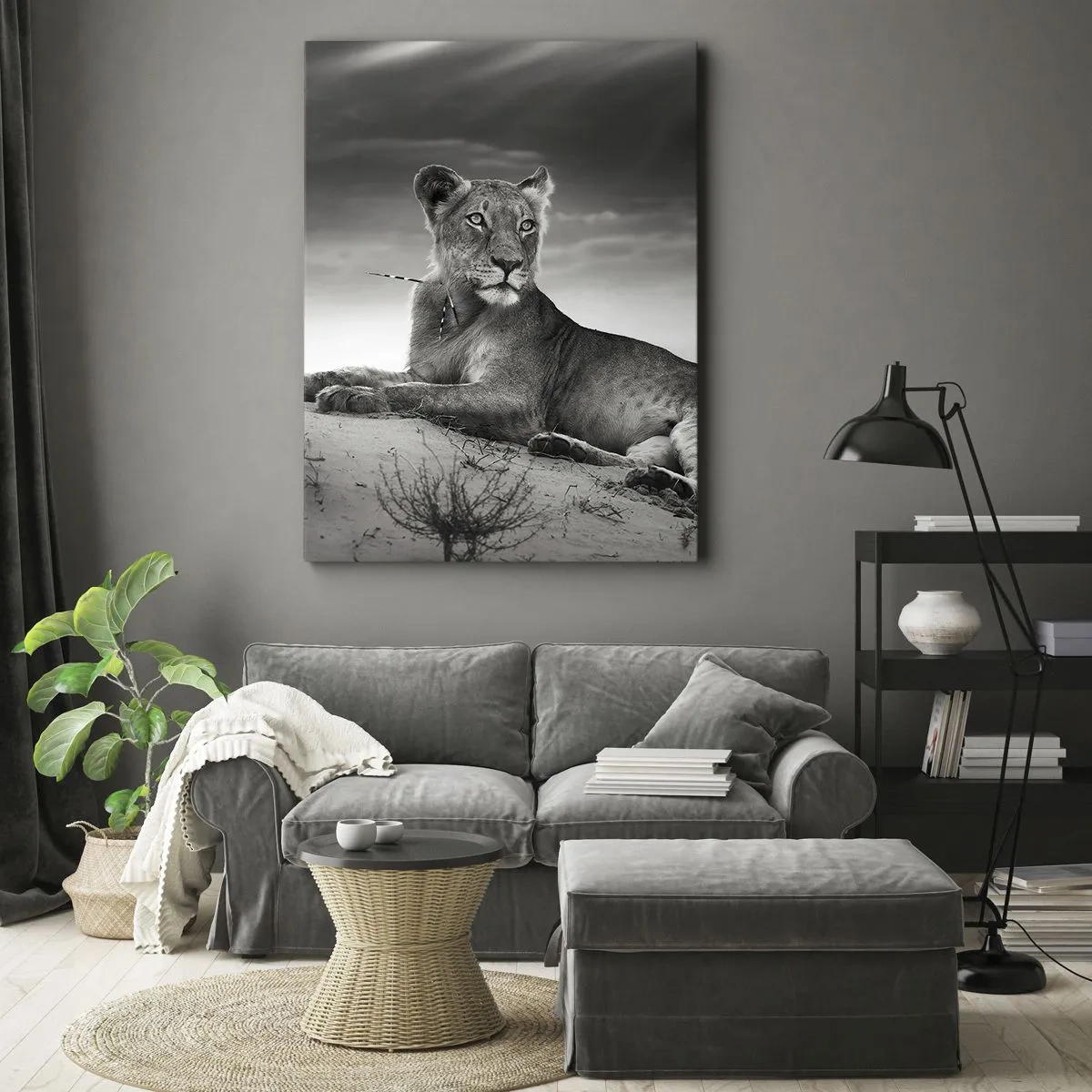Bild auf Leinwand - Leinwandbild - Schwarz-Weiß-Porträt einer Löwin in der Savanne - 50x70cm - Die Königin der Wüstenruhe - Moderne Wanddekoration für Wohnzimmer und Schlafzimmer ARTTOR