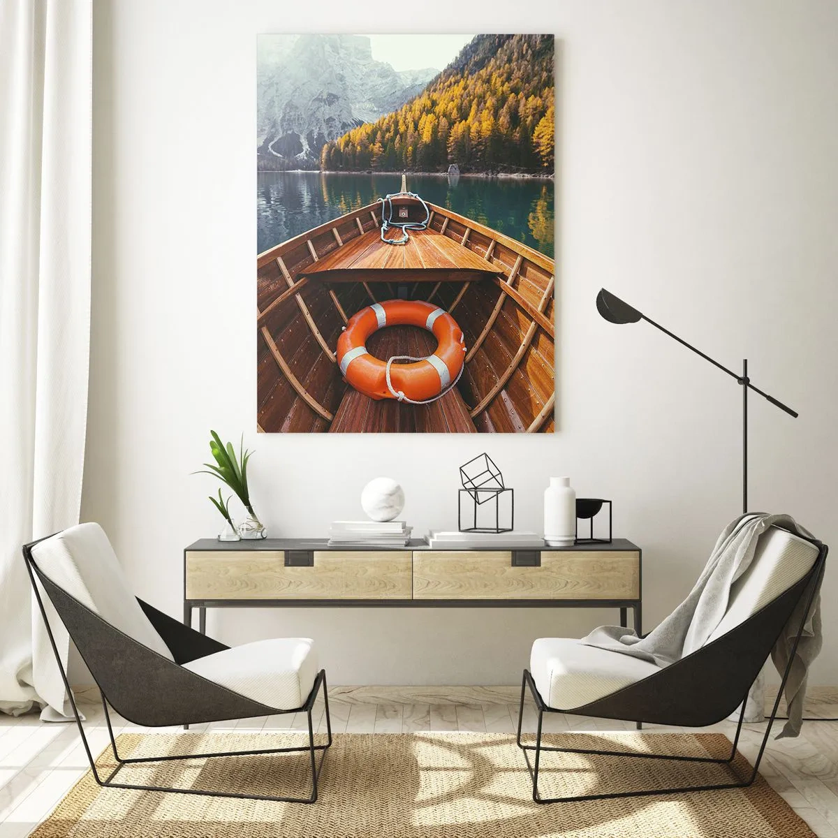 Glasbild - Bild auf glas - Ein Holzboot auf einem von Wald umgebenen Bergsee - 70x100cm - Bergreise - Moderne Wanddekoration für Wohnzimmer und Schlafzimmer ARTTOR