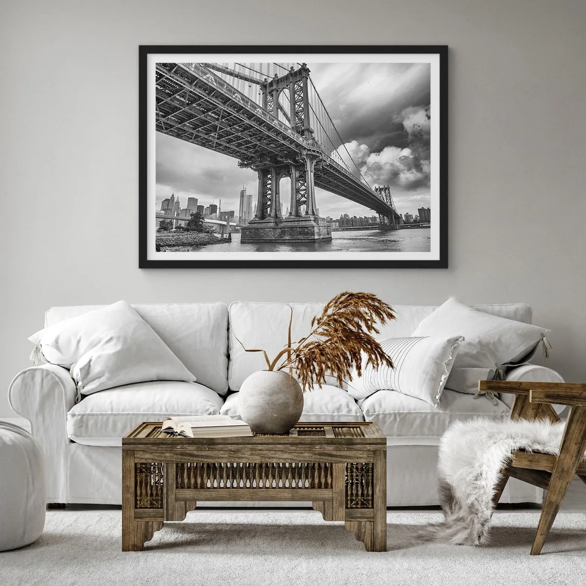 Poster in einem schwarzem Rahmen - Eine Brücke in Schwarz-Weiß mit Blick auf die Stadt - 100x70cm - Ins Herz der Stadt - Moderne Wanddekoration für Wohnzimmer und Schlafzimmer ARTTOR