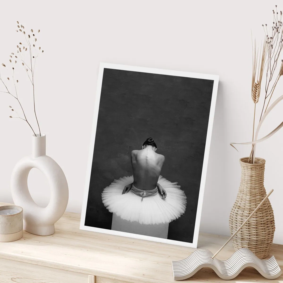 Poster - Schwarz-Weiß-Porträt einer Ballerina, die auf einer Plattform sitzt - 50x70cm - Es blüht gerade - Moderne Wanddekoration für Wohnzimmer und Schlafzimmer ARTTOR