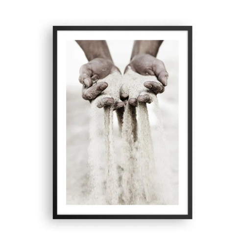 Poster in einem schwarzem Rahmen - Hände, die Sand halten, symbolisieren die Flüchtigkeit und Zerbrechlichkeit des Augenblicks - 50x70cm - Mit diesen Händen… - Moderne Wanddekoration für Wohnzimmer und Schlafzimmer ARTTOR