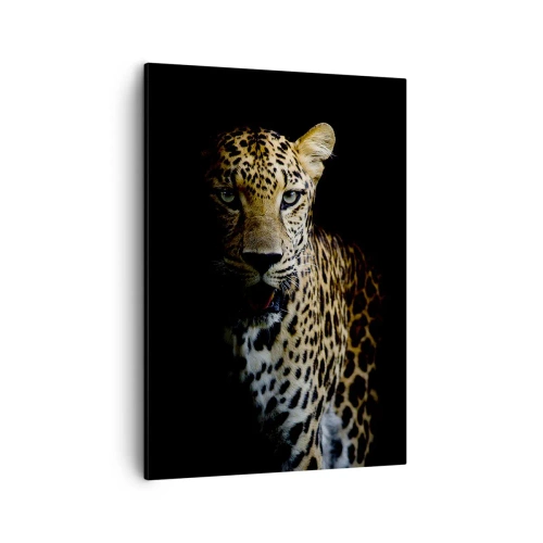 Bild auf Leinwand - Leinwandbild - Ein Leopard auf dunklem Hintergrund mit intensivem Blick - 50x70cm - Dunkle Schönheit - Moderne Wanddekoration für Wohnzimmer und Schlafzimmer ARTTOR