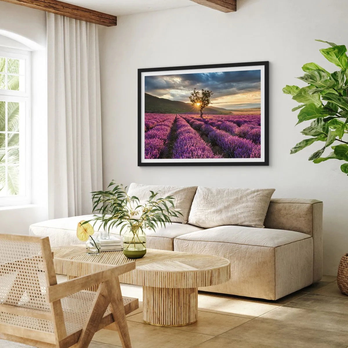 Poster in einem schwarzem Rahmen - Ein Lavendelfeld mit einem einsamen Baum bei Sonnenuntergang - 70x50cm - Fliederfarbenes Aroma - Moderne Wanddekoration für Wohnzimmer und Schlafzimmer ARTTOR
