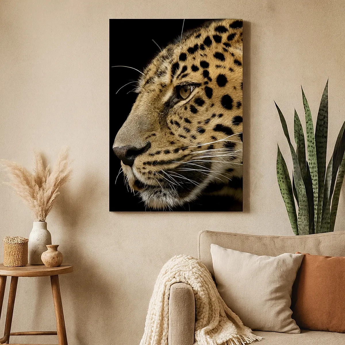 Bild auf Leinwand - Leinwandbild - Nahaufnahme des Kopfes eines Leoparden vor schwarzem Hintergrund - 50x70cm - Ruhig, fokussiert, bereit - Moderne Wanddekoration für Wohnzimmer und Schlafzimmer ARTTOR