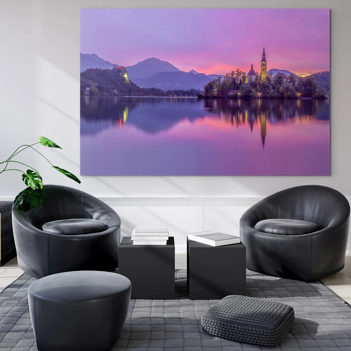 Glasbild - Bild auf glas - Eine Kirche auf einer Insel mit Bergen und einem Sonnenuntergang im Hintergrund - 120x80cm - Eine märchenhafte Insel in der Abenddämmerung - Moderne Wanddekoration für Wohnzimmer und Schlafzimmer ARTTOR