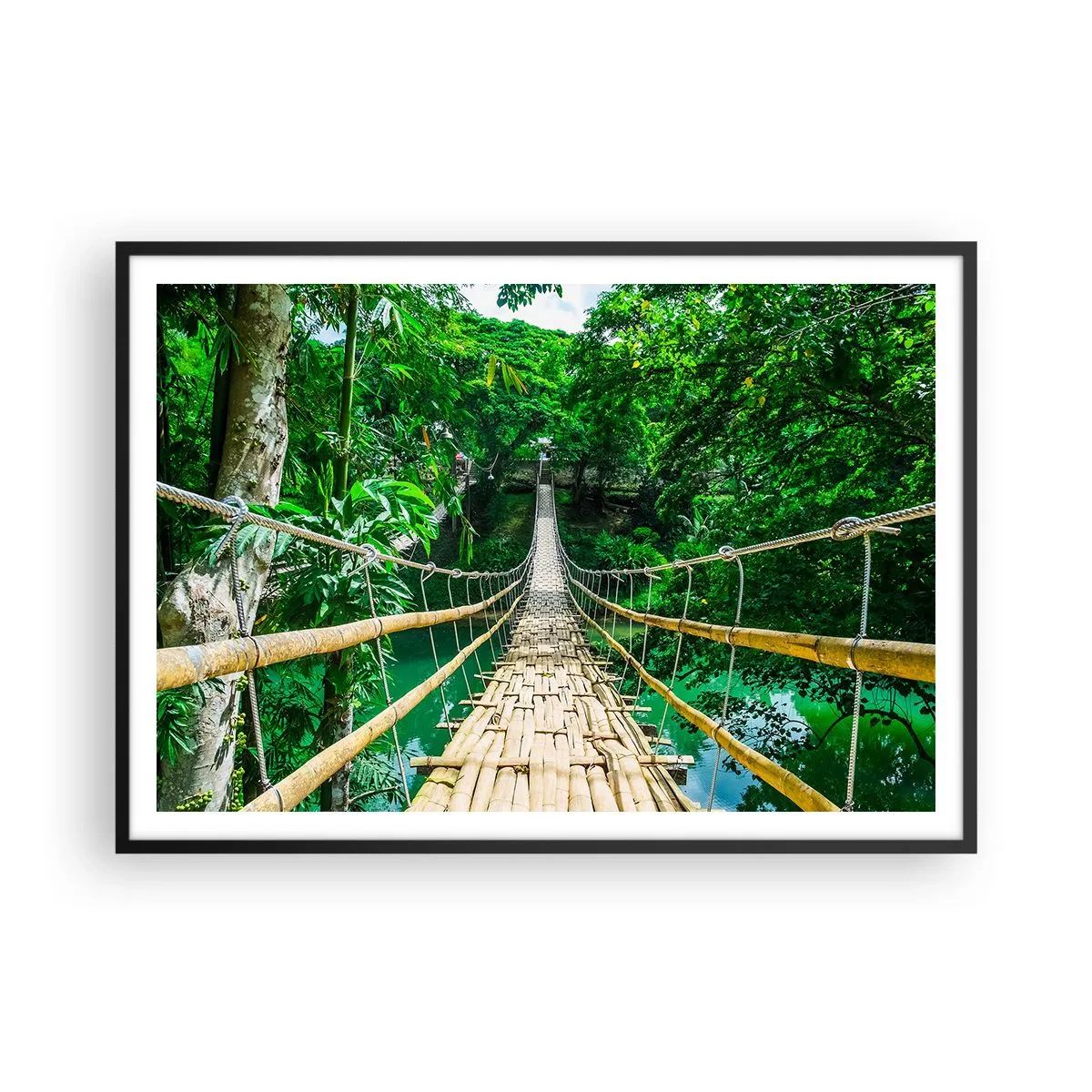 Poster in einem schwarzem Rahmen - Eine hängende Bambusbrücke, umgeben von Grün - 100x70cm - Monkey Bridge über das Grün - Moderne Wanddekoration für Wohnzimmer und Schlafzimmer ARTTOR