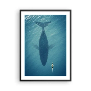 Poster in einem schwarzem Rahmen - Kajak auf dem Wasser über dem Schatten eines riesigen Wals - 50x70cm - Treffen am Meer - Moderne Wanddekoration für Wohnzimmer und Schlafzimmer ARTTOR