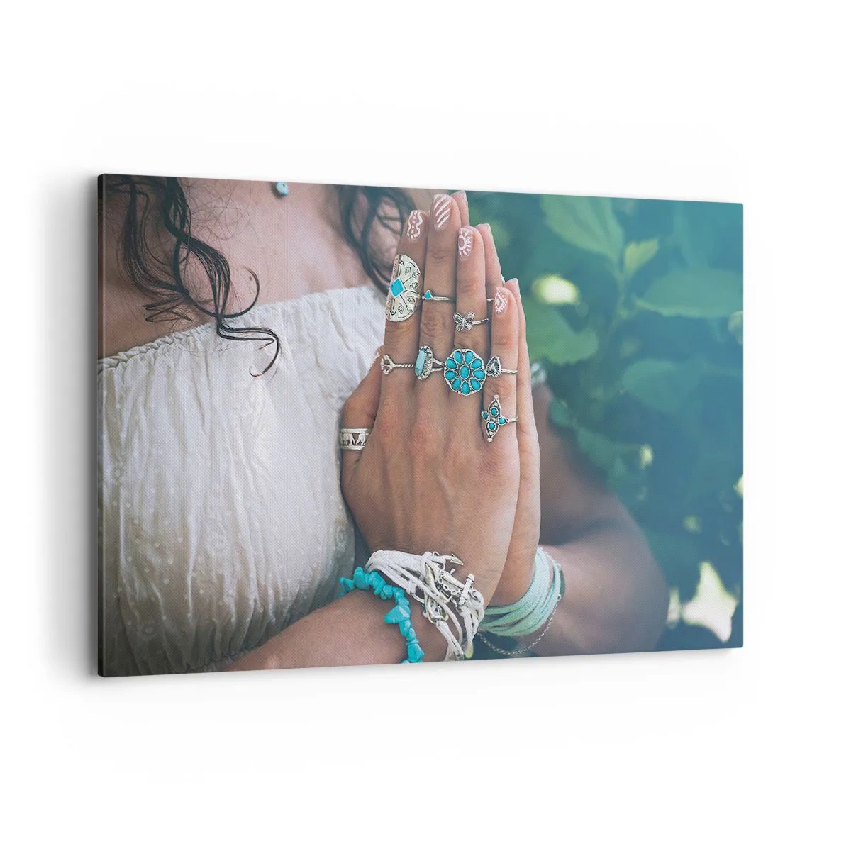 Bild auf Leinwand - Leinwandbild - Mit Boho-Schmuck verzierte Hände - 120x80cm - Willkommen im Zentrum des Seins - Moderne Wanddekoration für Wohnzimmer und Schlafzimmer ARTTOR