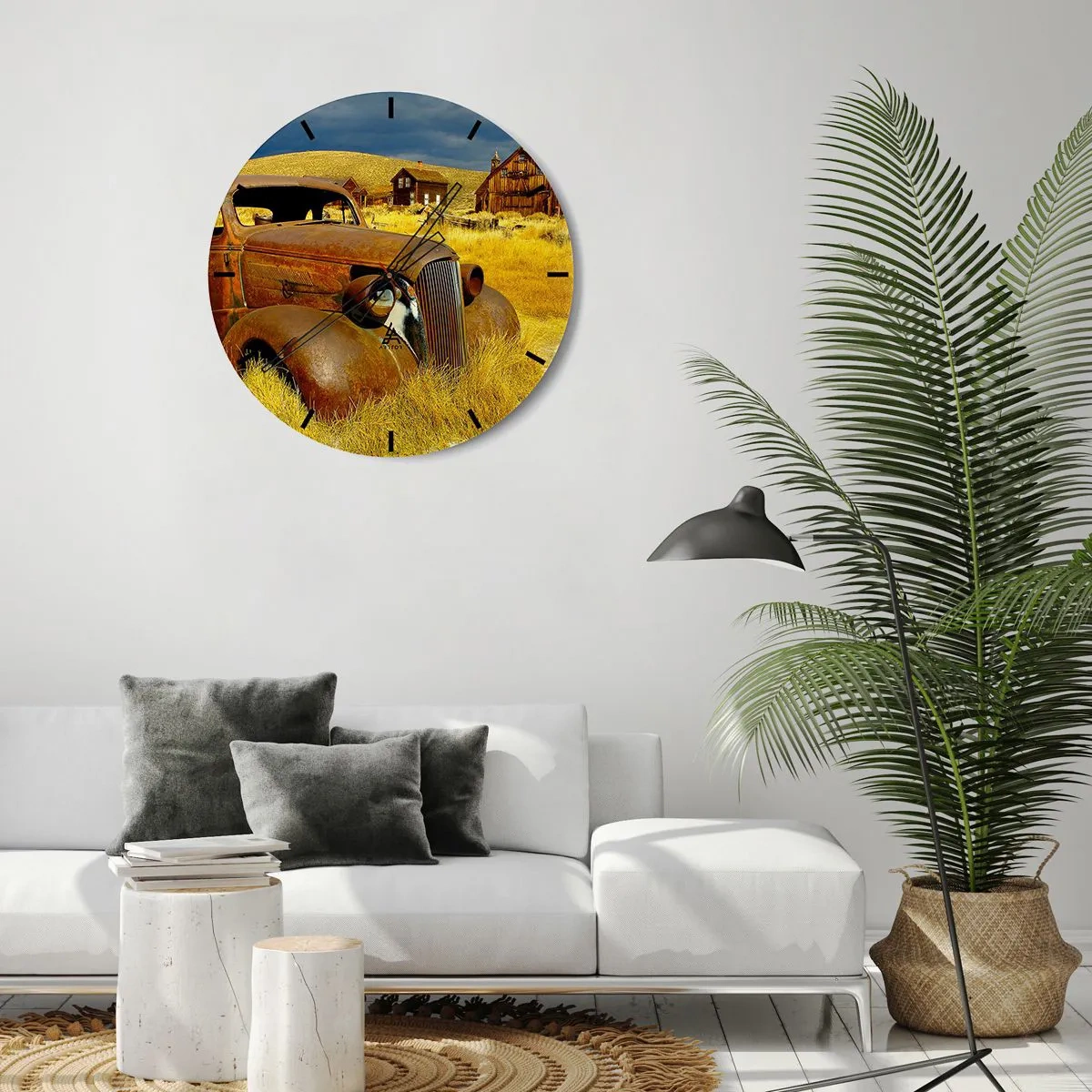 Wanduhr - Glasuhr - Ein altes rostiges Auto vor der Kulisse eines verlassenen Dorfes - 30x30cm - Eine wohlverdiente Ruhe - Moderne Wanddekoration für Wohnzimmer, Küche und Schlafzimmer ARTTOR
