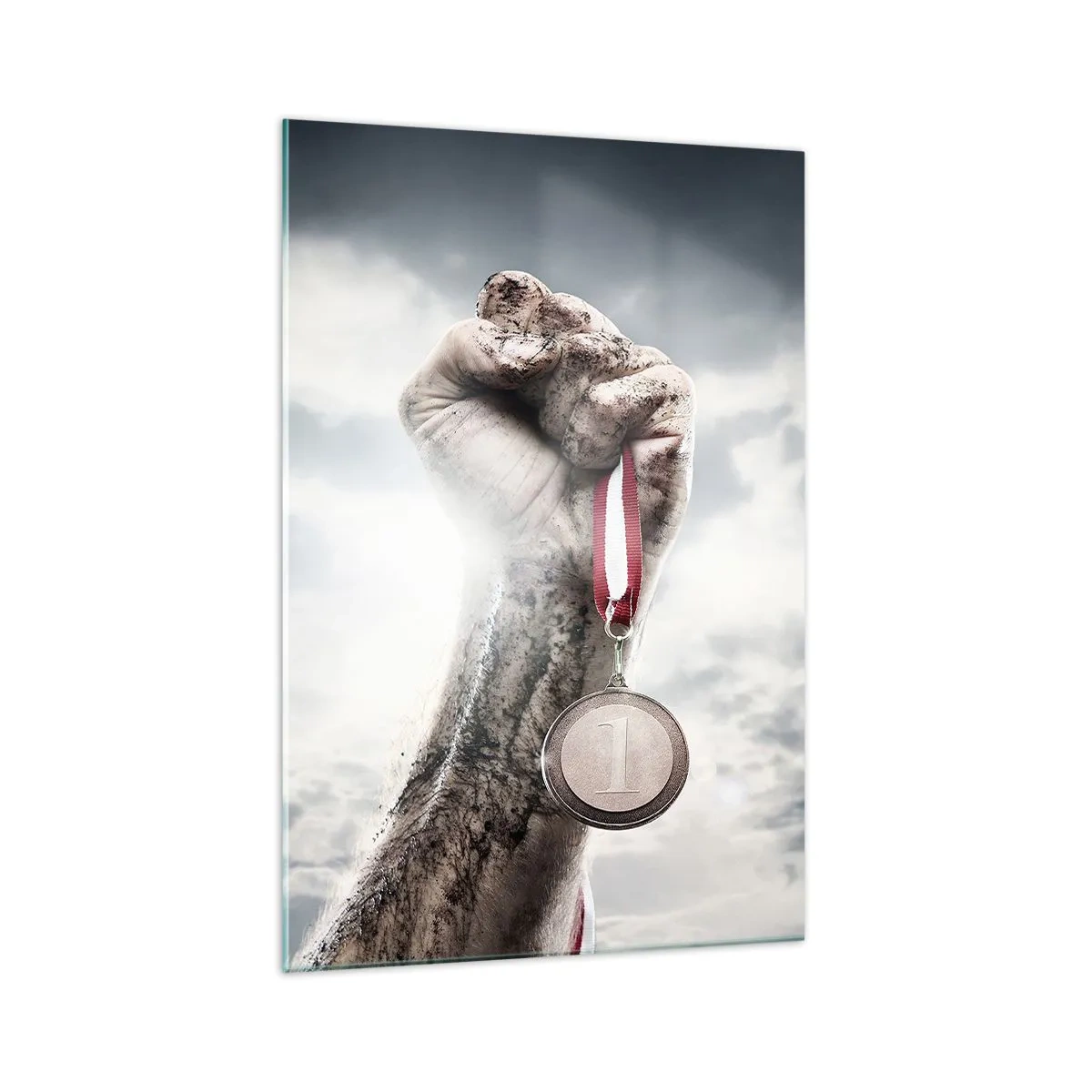 Glasbild - Bild auf glas - Eine erhobene Hand mit einer Medaille vor einem bewölkten Himmel - 70x100cm - Per aspera ad astra - Moderne Wanddekoration für Wohnzimmer und Schlafzimmer ARTTOR